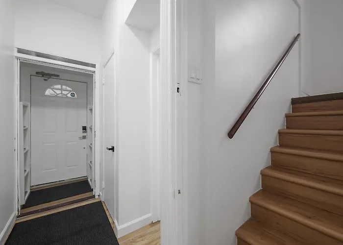Homestay Shadyside, !c Modern And Bright Private Bedroom With Shared Bathroom