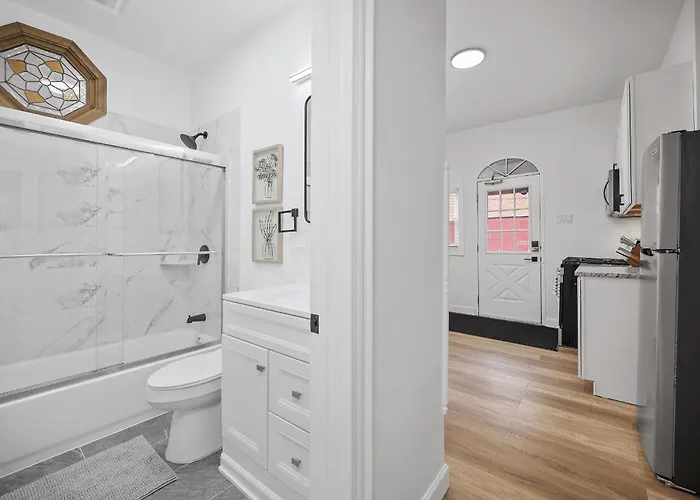 Shadyside, !c Modern And Bright Private Bedroom With Shared Bathroom Homestay *