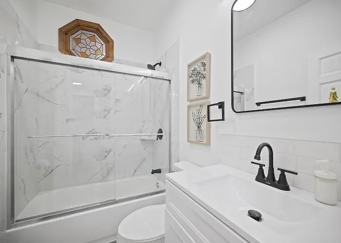 Shadyside, !c Modern And Bright Private Bedroom With Shared Bathroom