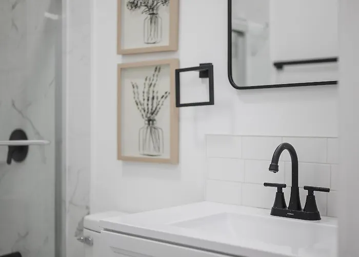 Homestay Shadyside, !c Modern And Bright Private Bedroom With Shared Bathroom Pittsburgh