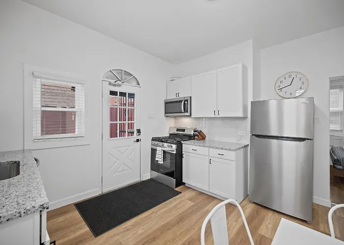 Homestay Shadyside, !c Modern And Bright Private Bedroom With Shared Bathroom *
