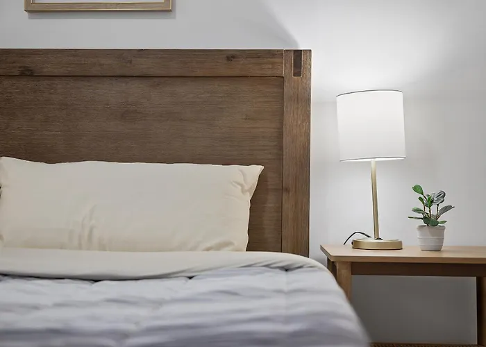 Shadyside, !c Modern And Bright Private Bedroom With Shared Bathroom Homestay *